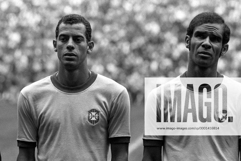 Carlos Alberto (li.) und Brito (beide Brasilien) während der Nationalhymne Fußball WM Herren Weltmeisterschaft 1970, Nationalmannschaft, Nationalteam, Nationaltrikot, Länderspiel, Finale Gruppe Mexico City