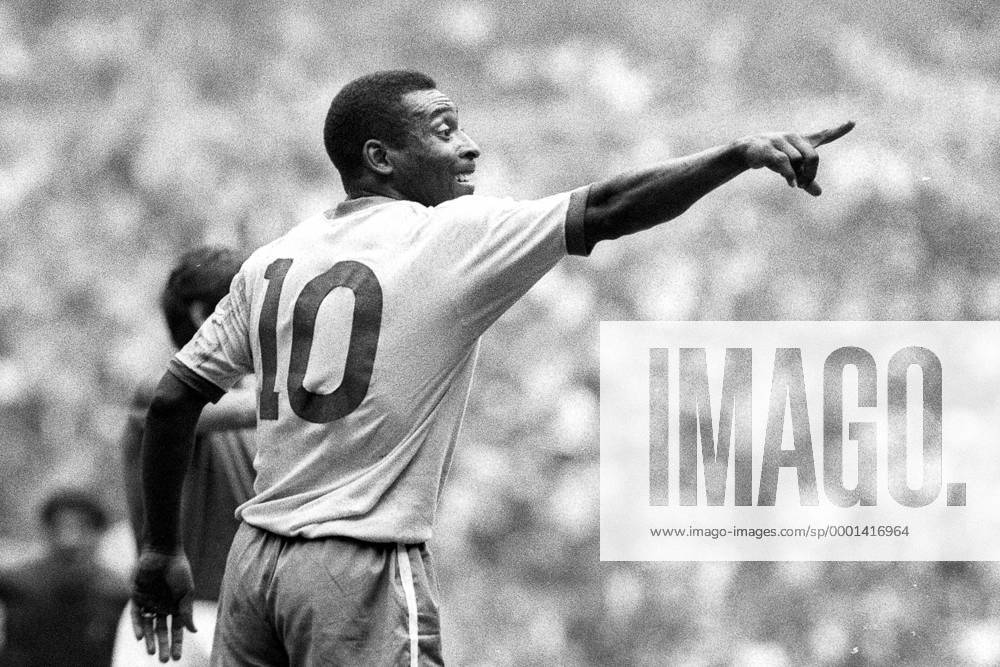 Pele (Brasilien) zeigt die Richtung an Fußball WM Herren Weltmeisterschaft 1970, Nationalmannschaft, Nationalteam, Nationaltrikot, Länderspiel, Finale, Einzelbild Mexico City