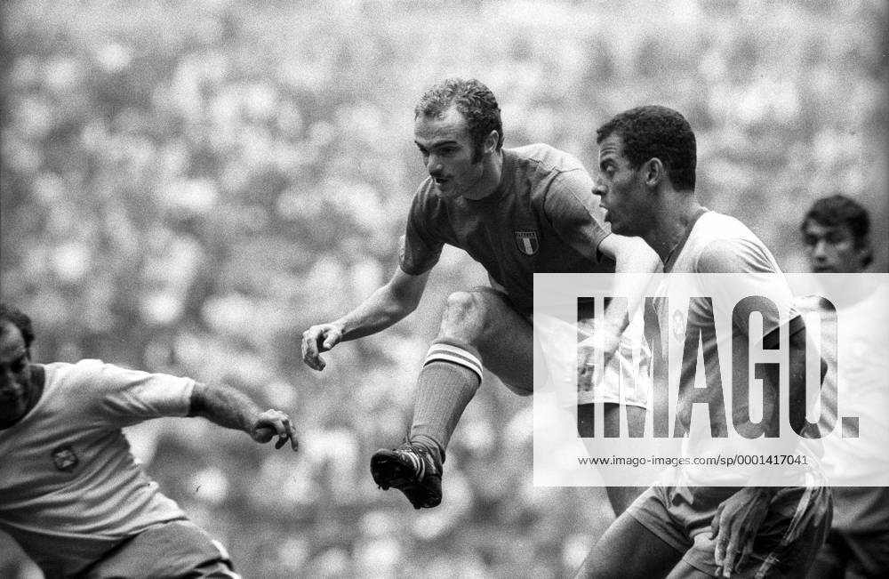Sandro Mazzola (Italien, Mitte) zieht ab, Carlos Alberto (Brasilien) schaut zu Fußball WM Herren Weltmeisterschaft 1970, Nationalmannschaft, Nationalteam, Nationaltrikot, Länderspiel, Finale, Gruppe Mexico City Dynamik,