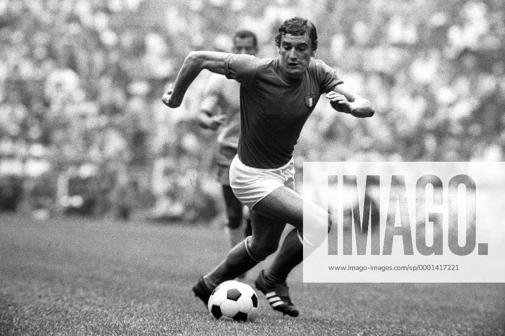 Luigi Riva (Italien) am Ball Fußball WM Herren Weltmeisterschaft 1970, Nationalmannschaft, Nationalteam, Nationaltrikot, Länderspiel, Finale, Einzelbild Mexico City Dynamik,