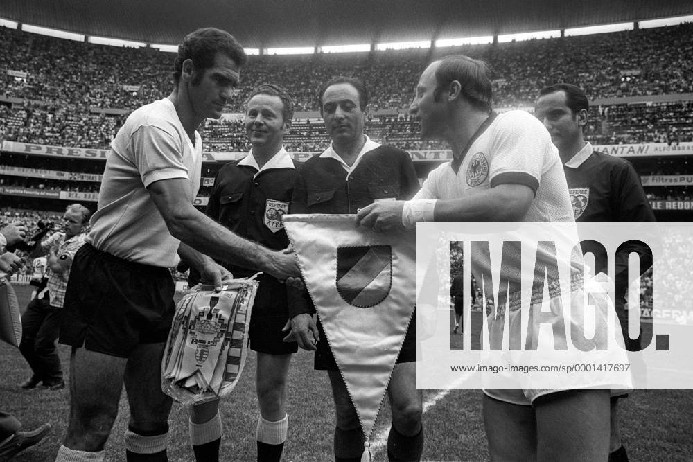 Begrüßung vor dem kleinen Finale, v.li.: Luis Ubina (Uruguay), Linienrichter Ferdinand Marschall (Österreich), Schiedsrichter Antonio Sbardella (Italien), Uwe Seeler (BR Deutschland) und Linienrichter Abel Aguilar Elizalde (Mexiko) Fußball WM Herren Weltmeisterschaft 1970, Nationalmannschaft, Nationalteam, Nationaltrikot, Spiel um Platz 3 Gruppe Mexico City Harmonie,