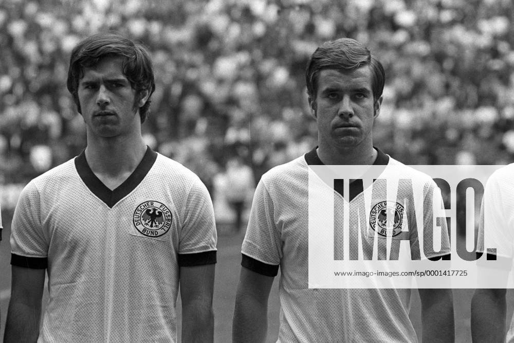 Gerd Müller (li.) und Bernd Patzke (beide BR Deutschland) während der Nationalhymne Fußball WM Herren Weltmeisterschaft 1970, Nationalmannschaft, Nationalteam, Nationaltrikot, Spiel um Platz 3 Gruppe Mexico City