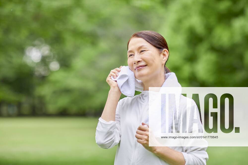 IMAGO Creative: Internationaler Frauenmonat, Gesundheit, Frauen in der Menopause Japanese senior woman training at a city park 164477015 (164477015) ,model released, Symbolfoto