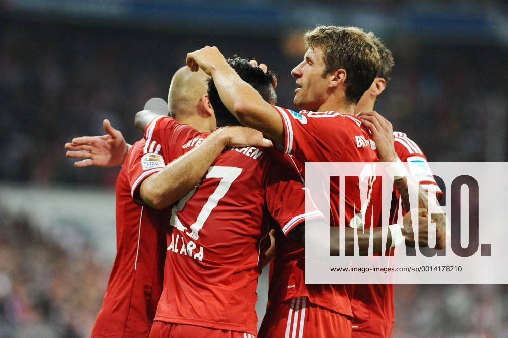 Fussball, 1.Bundesliga, FC Bayern München vs. Borussia Mönchengladbach, Spieltag 1, 09.08.2013 Im Freude bei Thomas Müller (FC Bayern München),rechts nach dem Elfmetertor durch David Alaba (FC Bayern München), links daneben. EP_WSE