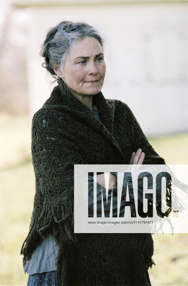 THE VILLAGE US 2004 THE VILLAGE US 2004 CHERRY JONES Date: 2004. Strictly editorial use only in conjunction with the promotion of the film. Credit line mandatory. This image is copyright of the film company and is supplied under the terms of issue as film still. No commercial or book cover use permitted without prior consent from the film company. Mandatory credit line: Courtesy TOUCHSTONE PICTURES BLINDING EDGE PRODUCTIONS SCOTT RUDING PRODUCTIONS Ronald Grant Mary Evans