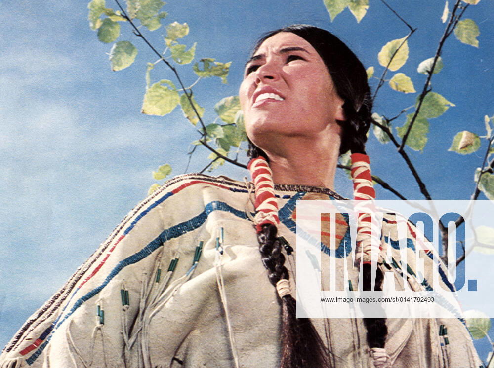 WINTERHAWK WINTERHAWK US 1975 SACHEEN LITTLEFEATHER Date: 1975. Strictly editorial use only in conjunction with the promotion of the film. Credit line mandatory. This image is copyright of the film company and is supplied under the terms of issue as film still. No commercial or book cover use permitted without prior consent from the film company. Mandatory credit line: Courtesy Ronald Grant Mary Evans