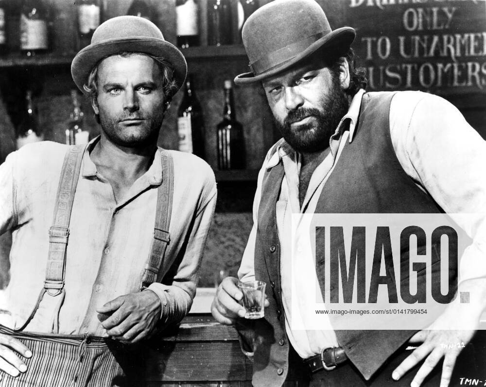 TRINITY IS STILL MY NAME CONTINUAVANO A CHIAMARLO TRINITA IT 1971 aka TRINITY IS STILL MY NAME TERENCE HILL, BUD SPENCER Date: 1971. Strictly editorial use only in conjunction with the promotion of the film. Credit line mandatory. This image is copyright of the film company and is supplied under the terms of issue as film still. No commercial or book cover use permitted without prior consent from the film company. Mandatory credit line: Courtesy Ronald Grant Mary Evans