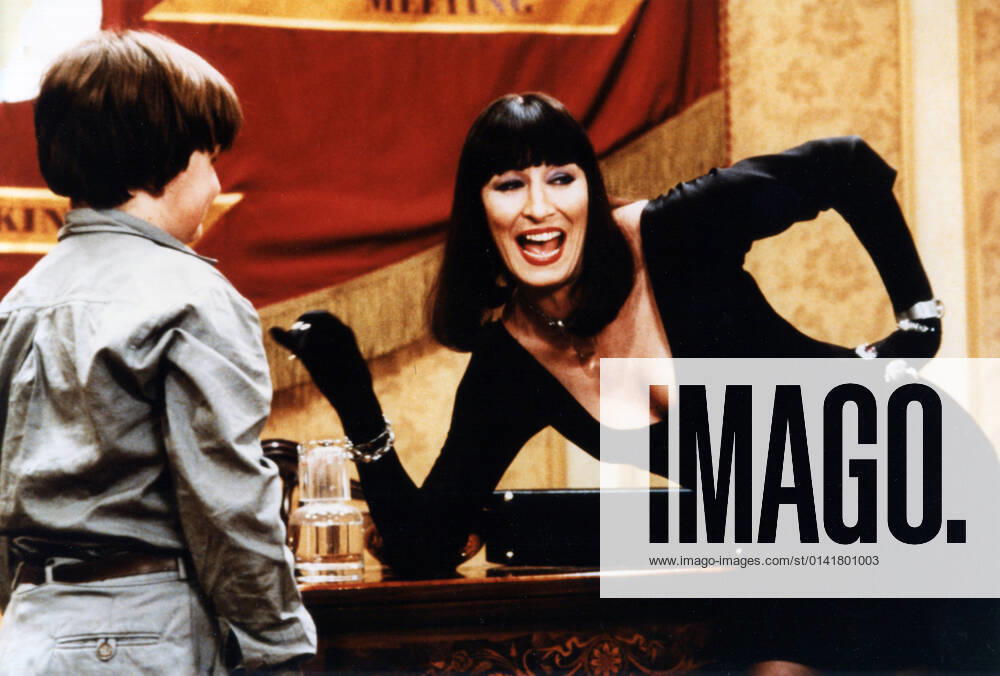 THE WITCHES BR US 1990 THE WITCHES BR US 1990 CHARLIE POTTER, ANJELICA HUSTON Date: 1990. Strictly editorial use only in conjunction with the promotion of the film. Credit line mandatory. This image is copyright of the film company and is supplied under the terms of issue as film still. No commercial or book cover use permitted without prior consent from the film company. Mandatory credit line: Courtesy LORIMAR FILM ENTERTAINMENT Ronald Grant Mary Evans
