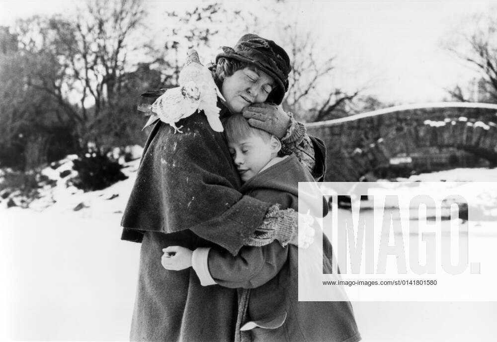 HOME ALONE 2 : LOST IN NEW YORK US 1992 HOME ALONE 2 : LOST IN NEW YORK US 1992 BRENDA FRICKER, MACAULAY CULKIN Date: 1992. Strictly editorial use only in conjunction with the promotion of the film. Credit line mandatory. This image is copyright of the film company and is supplied under the terms of issue as film still. No commercial or book cover use permitted without prior consent from the film company. Mandatory credit line: Courtesy C2OTH FOX TWENTIETH CENTURY FOX Ronald Grant Mary Evans