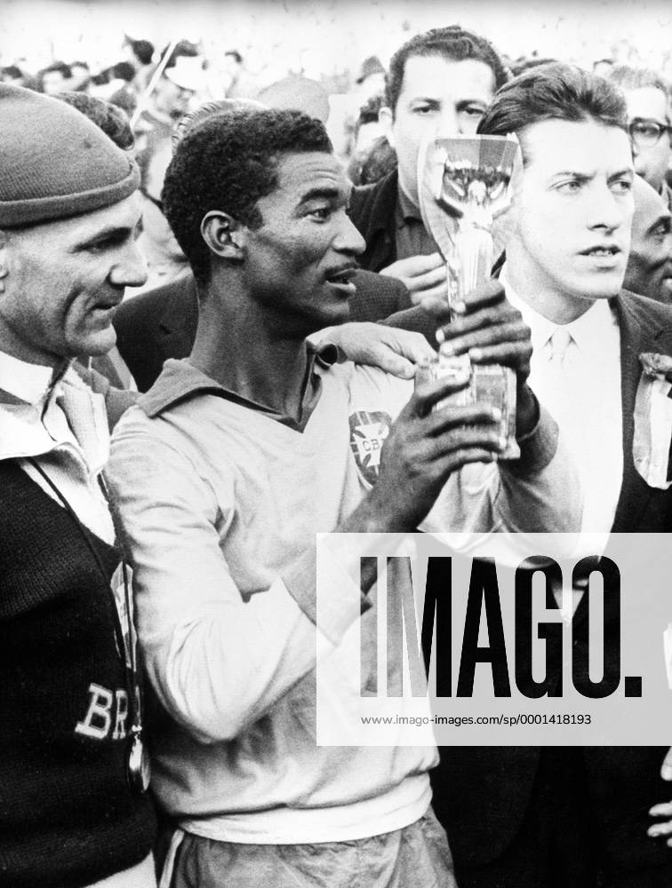 Waldir Pereira Didi (Brasilien) nach seinem zweiten WM-Triumph mit dem Coupe Jules Rimet Fußball WM Herren Weltmeisterschaft 1962, Nationalmannschaft, Nationalteam, Nationaltrikot, Finale, Endspiel Gruppe Santiago de Chile Freude,