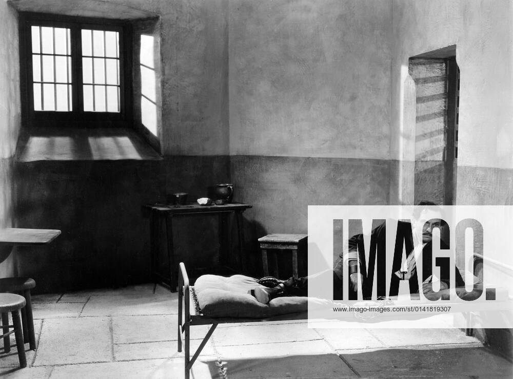 OSCARS. Bester Nebendarsteller. Preisträger 1937-1940 THE LIFE OF EMILE ZOLA US 1937 THE LIFE OF EMILE ZOLA US 1937 JOSEPH SCHILDKRAUT as Captain Alfred Dreyfus Date: 1937. Strictly editorial use only in conjunction with the promotion of the film. Credit line mandatory. This image is copyright of the film company and is supplied under the terms of issue as film still. No commercial or book cover use permitted without prior consent from the film company. Mandatory credit line: Courtesy WARNER BROS Ronald Grant Mary Evans