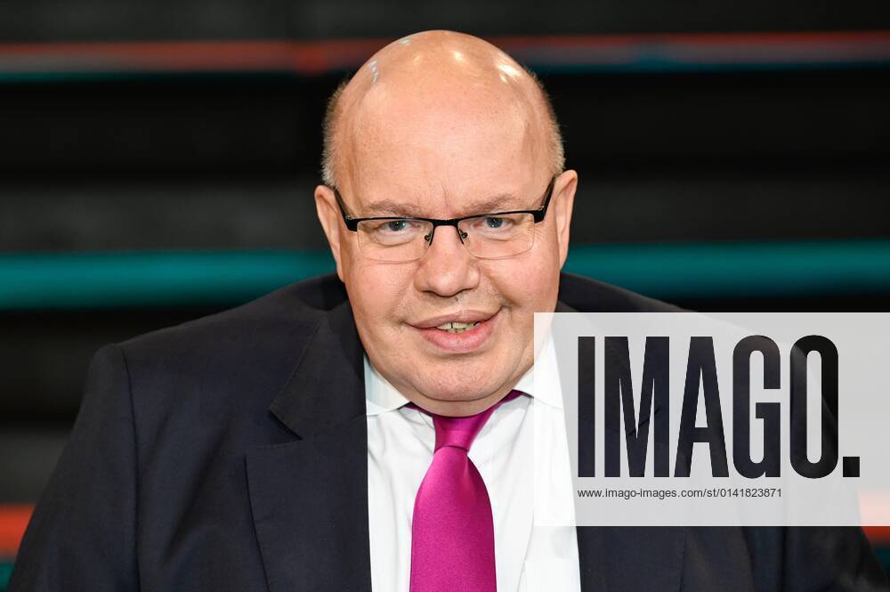 Peter Altmaier politician 11 21 her Peter Altmaier on 9 November 2021 in Markus Lanz , ZDF TV television talk show talk show Germany German German man Federal Minister of Economics CDU Federal Minister of Economics German male politician across half portrait smiling