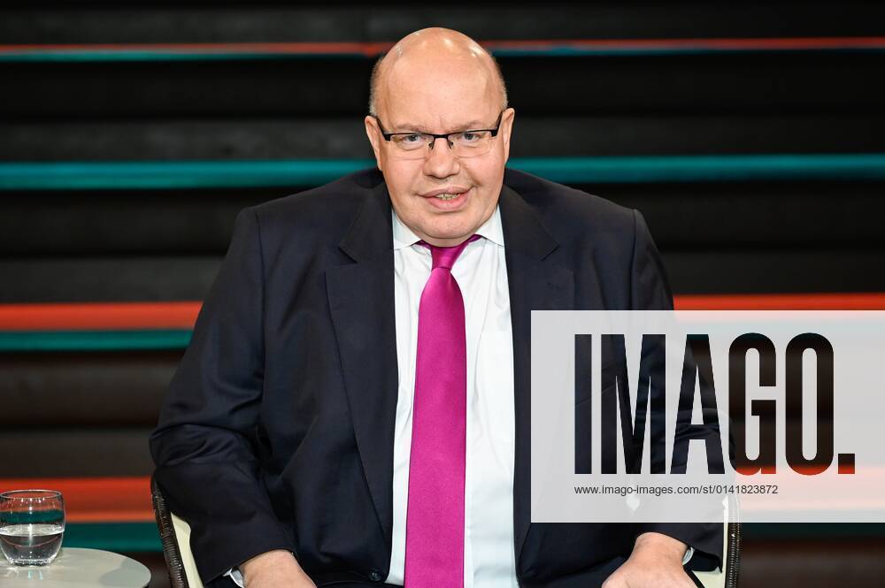 Peter Altmaier politician 11 21 her Peter Altmaier on 9 November 2021 in Markus Lanz , ZDF TV television talk show talk show Germany German German man Federal Minister of Economics CDU Federal Minister of Economics German male politician across half sitting smiling