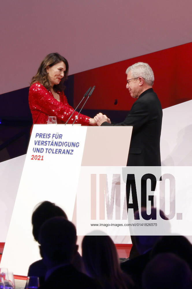 Iris Berben and Daniel Libeskind at the award ceremony for understanding and tolerance in the Glass Courtyard of the Jewish Museum Berlin, 13 11 2021 Foto:xJ.xFuturexImage