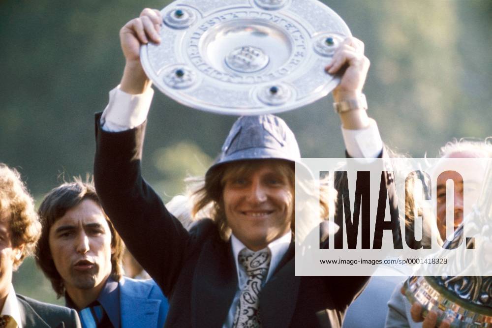 Torwart Wolfgang Kleff (Gladbach) mit der Meisterschale Fußball 1. BL Herren Saison 1974 1975, Borussia Mönchengladbach, Deutscher Meister, Deutsche Meisterschaft, Vdia Einzelbild Mönchengladbach, Autokorso Freude,