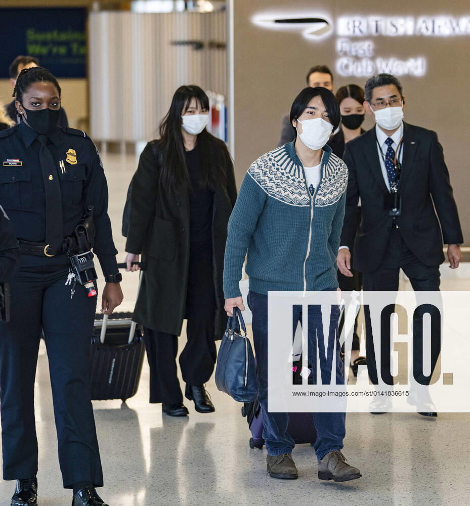 Bilder des Jahres 2021, Entertainment 11 November Former Japanese princess Mako, husband arrive in N.Y. Former Japanese princess Mako Komuro (C, L) and her husband Kei Komuro (C, R) arrive at John F. Kennedy International Airport in New York on Nov. 14, 2021, after a flight from Tokyo. The newly married couple will start a new life in the United States. (Pool photo) A14AA0000925678P