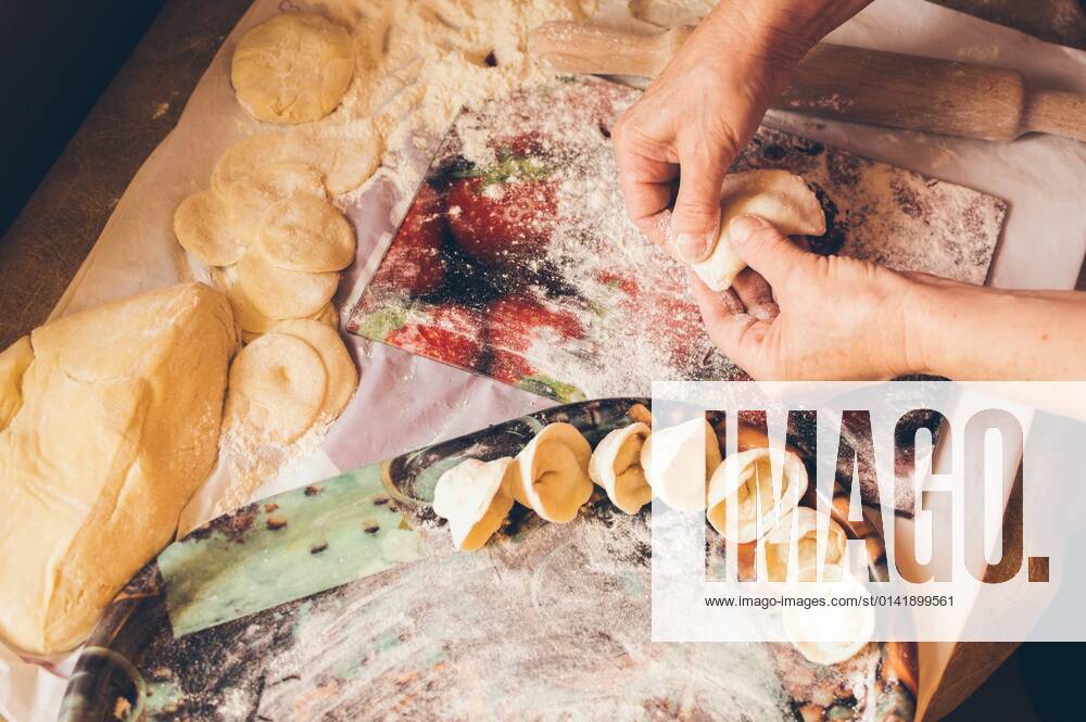 IMAGO Creative, Food, Dumplings An elderly woman makes dumplings from dough with meat Belgorod, Belgorod Oblast, Russia CR_GWEHXZ211115-858863-01 ,model released, Symbolfoto
