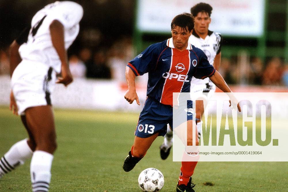 Laurent Fournier (Paris St. Germain) am Ball Fußball Herren Ligue Une 1997 1998, 1. Französische Liga, Vorbereitung, Saisonvorbereitung, Paris Saint Germain Einzelbild pan1359 Dynamik,