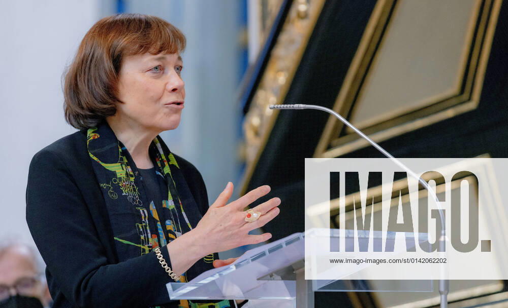 Die Ratsvorsitzende der Evangelischen Kirche in Deutschland (EKD) und westfaelische Praeses Annette Kurschus (Foto) hat am Mittwoch (17.11.2021) den Bonner Oekumenischen Predigtpreis fuer ihr Lebenswerk erhalten. Der emeritierte Theologie-Professor Reinhard Schmidt-Rost hob in seiner Laudatio auf der Preisverleihung in der Bonner Namen-Jesu-Kirche Kurschus beruehrende Ansprachen in Gottesdiensten von hohem oeffentlichen Interesse hervor. Der Jury zufolge setzte Kurschus Standards dafuer, was die Predigt einer Kirchenrepraesentantin leisten kann. Der Preis fuer die beste Einzelpredigt ging an den Rundfunkpastor beim NDR, Marco Voigt, fuer einen Beitrag zum Thema Hoeren . Die oeffentliche Verleihung des Predigtpreises soll den Dialog zwis