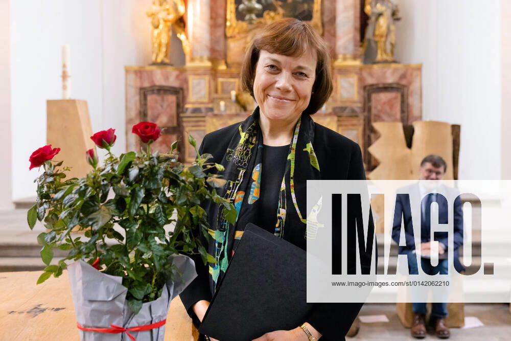 Die Ratsvorsitzende der Evangelischen Kirche in Deutschland (EKD) und westfaelische Praeses Annette Kurschus (Foto) hat am Mittwoch (17.11.2021) den Bonner Oekumenischen Predigtpreis fuer ihr Lebenswerk erhalten. Der emeritierte Theologie-Professor Reinhard Schmidt-Rost hob in seiner Laudatio auf der Preisverleihung in der Bonner Namen-Jesu-Kirche Kurschus beruehrende Ansprachen in Gottesdiensten von hohem oeffentlichen Interesse hervor. Der Jury zufolge setzte Kurschus Standards dafuer, was die Predigt einer Kirchenrepraesentantin leisten kann. Der Preis fuer die beste Einzelpredigt ging an den Rundfunkpastor beim NDR, Marco Voigt, fuer einen Beitrag zum Thema Hoeren . Die oeffentliche Verleihung des Predigtpreises soll den Dialog zwis