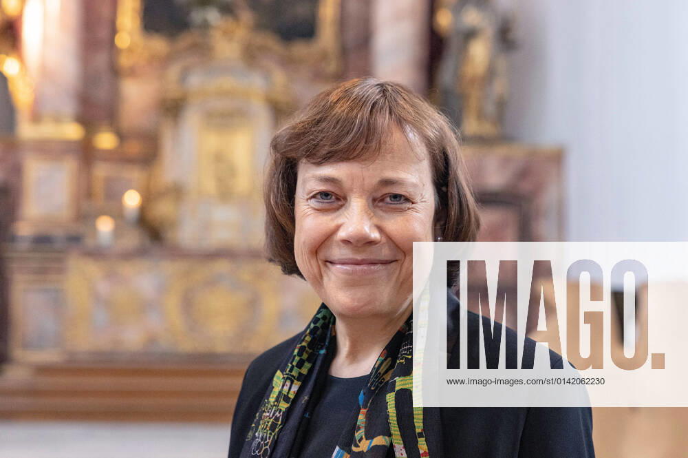 Die Ratsvorsitzende der Evangelischen Kirche in Deutschland (EKD) und westfaelische Praeses Annette Kurschus (Foto) hat am Mittwoch (17.11.2021) den Bonner Oekumenischen Predigtpreis fuer ihr Lebenswerk erhalten. Der emeritierte Theologie-Professor Reinhard Schmidt-Rost hob in seiner Laudatio auf der Preisverleihung in der Bonner Namen-Jesu-Kirche Kurschus beruehrende Ansprachen in Gottesdiensten von hohem oeffentlichen Interesse hervor. Der Jury zufolge setzte Kurschus Standards dafuer, was die Predigt einer Kirchenrepraesentantin leisten kann. Der Preis fuer die beste Einzelpredigt ging an den Rundfunkpastor beim NDR, Marco Voigt, fuer einen Beitrag zum Thema Hoeren . Die oeffentliche Verleihung des Predigtpreises soll den Dialog zwis