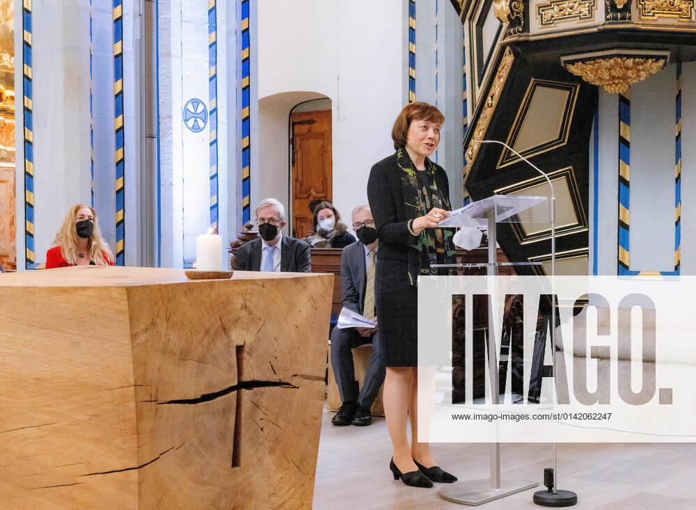 Die Ratsvorsitzende der Evangelischen Kirche in Deutschland (EKD) und westfaelische Praeses Annette Kurschus (Foto) hat am Mittwoch (17.11.2021) den Bonner Oekumenischen Predigtpreis fuer ihr Lebenswerk erhalten. Der emeritierte Theologie-Professor Reinhard Schmidt-Rost hob in seiner Laudatio auf der Preisverleihung in der Bonner Namen-Jesu-Kirche Kurschus beruehrende Ansprachen in Gottesdiensten von hohem oeffentlichen Interesse hervor. Der Jury zufolge setzte Kurschus Standards dafuer, was die Predigt einer Kirchenrepraesentantin leisten kann. Der Preis fuer die beste Einzelpredigt ging an den Rundfunkpastor beim NDR, Marco Voigt, fuer einen Beitrag zum Thema Hoeren . Die oeffentliche Verleihung des Predigtpreises soll den Dialog zwis