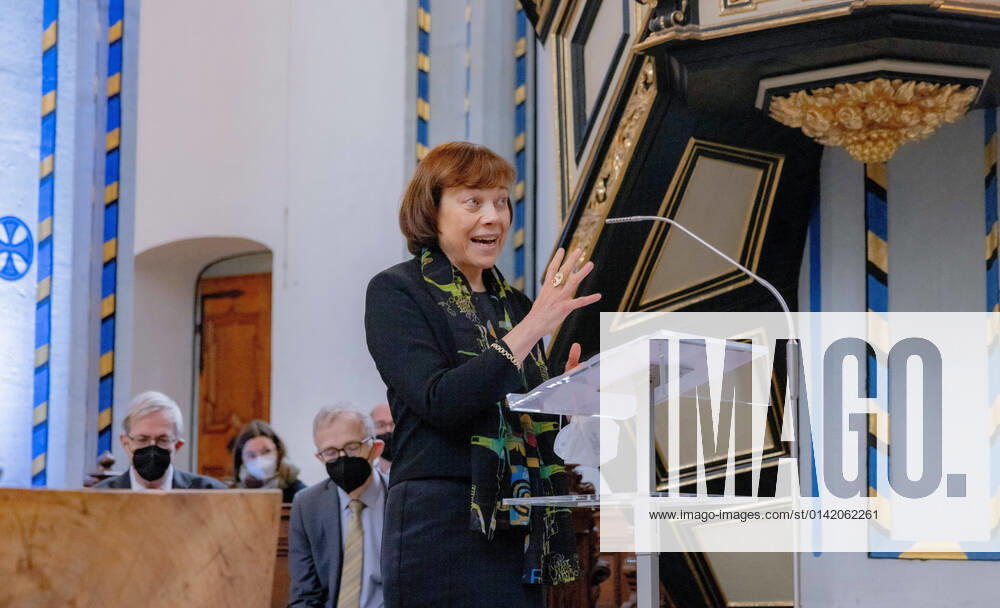 Die Ratsvorsitzende der Evangelischen Kirche in Deutschland (EKD) und westfaelische Praeses Annette Kurschus (Foto) hat am Mittwoch (17.11.2021) den Bonner Oekumenischen Predigtpreis fuer ihr Lebenswerk erhalten. Der emeritierte Theologie-Professor Reinhard Schmidt-Rost hob in seiner Laudatio auf der Preisverleihung in der Bonner Namen-Jesu-Kirche Kurschus beruehrende Ansprachen in Gottesdiensten von hohem oeffentlichen Interesse hervor. Der Jury zufolge setzte Kurschus Standards dafuer, was die Predigt einer Kirchenrepraesentantin leisten kann. Der Preis fuer die beste Einzelpredigt ging an den Rundfunkpastor beim NDR, Marco Voigt, fuer einen Beitrag zum Thema Hoeren . Die oeffentliche Verleihung des Predigtpreises soll den Dialog zwis