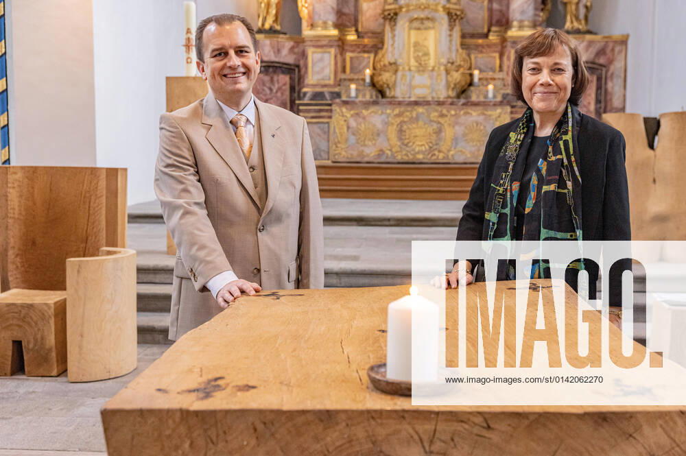 Die Ratsvorsitzende der Evangelischen Kirche in Deutschland (EKD) und westfaelische Praeses Annette Kurschus (re.) hat am Mittwoch (17.11.2021) den Bonner Oekumenischen Predigtpreis fuer ihr Lebenswerk erhalten. Der emeritierte Theologie-Professor Reinhard Schmidt-Rost hob in seiner Laudatio auf der Preisverleihung in der Bonner Namen-Jesu-Kirche Kurschus beruehrende Ansprachen in Gottesdiensten von hohem oeffentlichen Interesse hervor. Der Jury zufolge setzte Kurschus Standards dafuer, was die Predigt einer Kirchenrepraesentantin leisten kann. Der Preis fuer die beste Einzelpredigt ging an den Rundfunkpastor beim NDR, Marco Voigt (li.), fuer einen Beitrag zum Thema Hoeren . Die oeffentliche Verleihung des Predigtpreises soll den Dialog