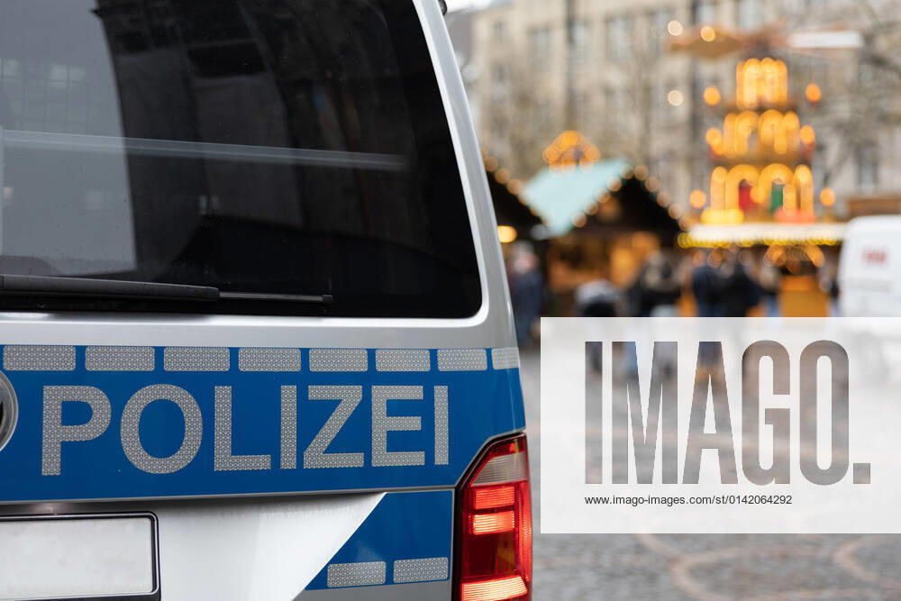 A police car on the market area The police shows a noticeable presence to provide security at the Christmas market Opening day of the Christmas market 2021 at the Münsterplatz in Bonn Due to the sharp increase in infections of the Corona virus, the market may only be visited by people who meet the 2G rule vaccinated or recovered 17 1