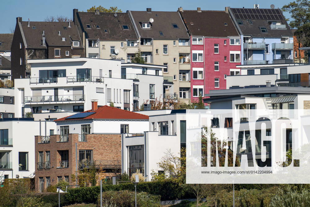 The Phoenix Lake in the Dortmund district of Hörde, an artificial lake on the former steelworks area Phoenix Ost, old and new residential buildings on the north shore, recreation area, gastronomy, Dortmund, NRW, Germany, Phoenix Lake