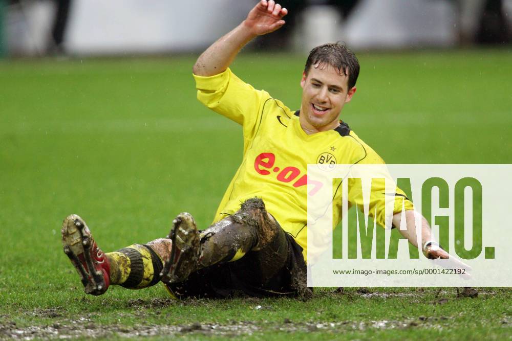 Lars Ricken (BVB) nimmt unfreiwillig ein Schlammbad Fußball 1. BL Herren Saison 2004 2005, Borussia Dortmund Einzelbild Dortmund