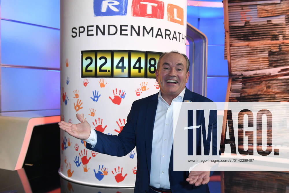 RTL Spendenmarathon 2021 on 19 11 2021 at EMG Studio 8 in Hürth Wolfram Kons presents the final score EUR 22 448 676 at the RTL Spendenmarathon 2021 on 19 11 2021 at EMG Studio 8 in Hürth xRx