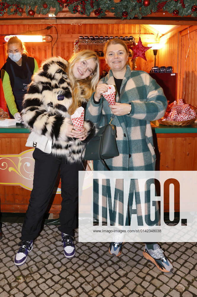 Faye Montana and Anne Sophie Briest at the opening of the Christmas Garden 2021 at the Botanical Garden Berlin Berlin, 19 11 2021 Foto:xJ.xFuturexImage