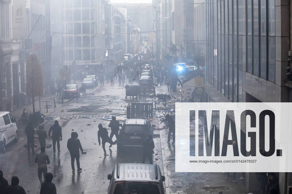Illustration picture shows debris after clashes between police and protestors at a protest against the health pass (Ensemble pour la Liberte) and other corona measures, in Brussels, Sunday 21 November 2021. Various organizations such as Virus Madness, Hands for Freedom and Vecht Voor Vrijheid are meeting today to dispel the disproportionate fear of the coronavirus, make a wider scientific voice heard and make people feel citizens that together they are strong. HATIMxKAGHAT 3140940