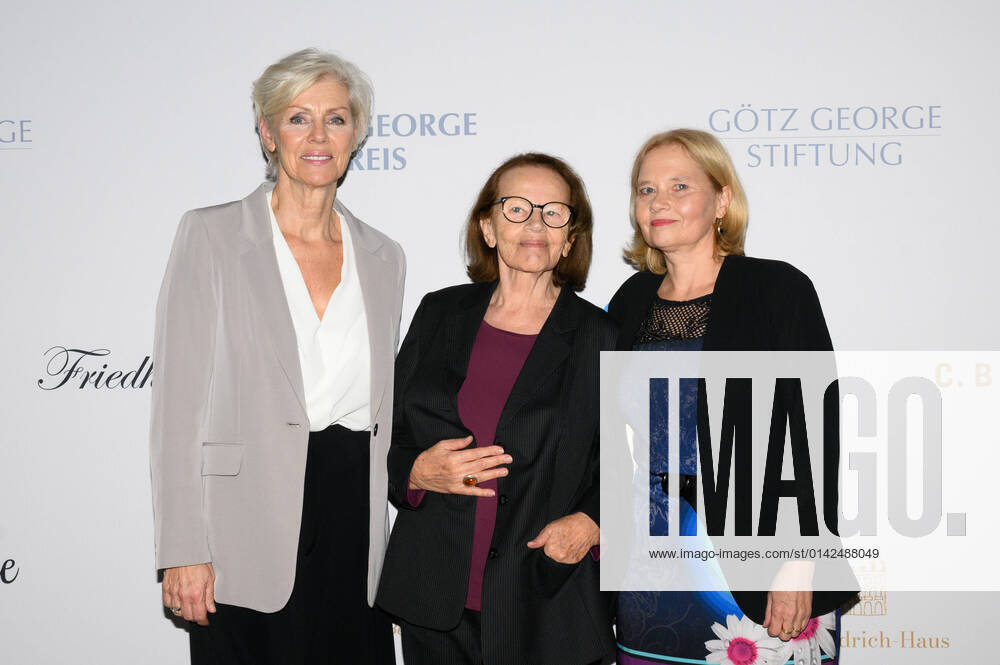 Berlin GER, Berlin, 21 11 21, Goetz George Prize 4 Red Carpet v l Marika George, Gudrun Ritter Prize winner, Franziska Ritter, Goetz George Prize 4 Red Carpet, Kaiserin Friedrich Haus, 21 11 21,