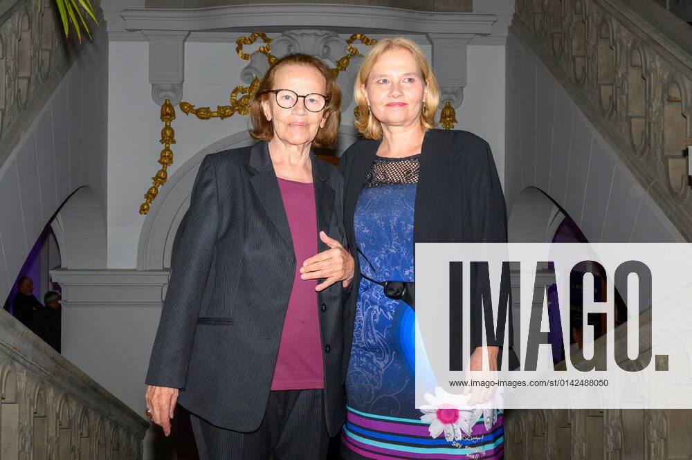 Berlin GER, Berlin, 21 11 21, Goetz George Preis 4 Red Carpet v l Gudrun Ritter Preistraegerin, Franziska Ritter, Goetz George Preis 4 Red Carpet, Kaiserin Friedrich Haus, 21 11 21,