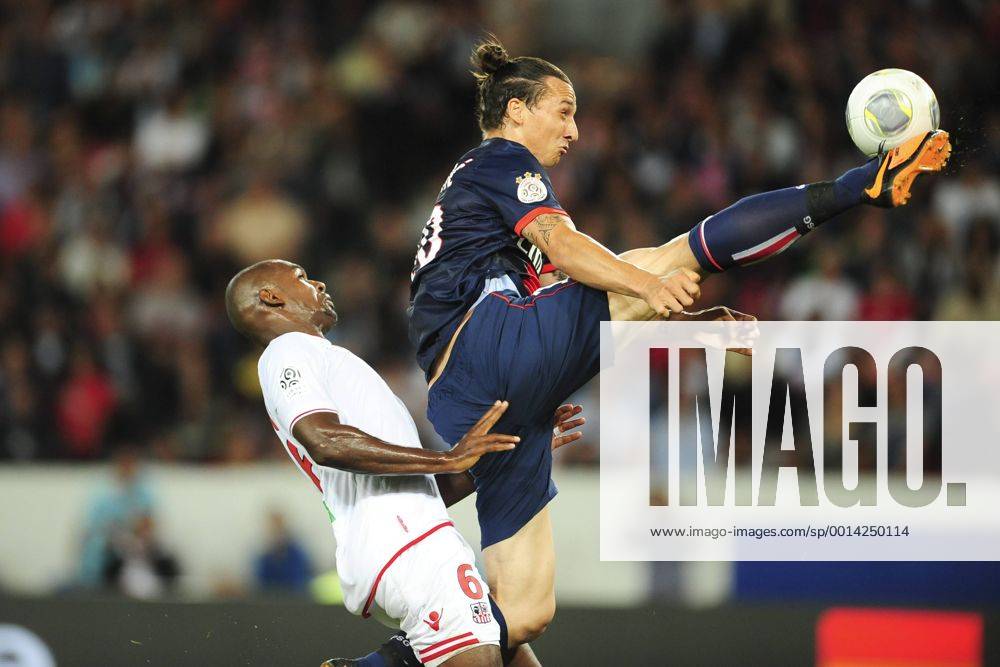 Zlatan Ibrahimovic (PSG) vs Ronald Zubar (Ajaccio) FOOTBALL : PSG vs Ajaccio - L1 - 18 08 2013 JBAutissier Panoramic