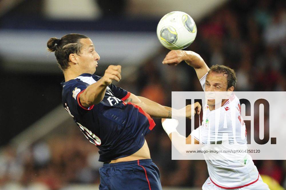 Zlatan Ibrahimovic (PSG) vs Laurent Bonnart (Ajaccio) FOOTBALL : PSG vs Ajaccio - L1 - 18 08 2013 JBAutissier Panoramic