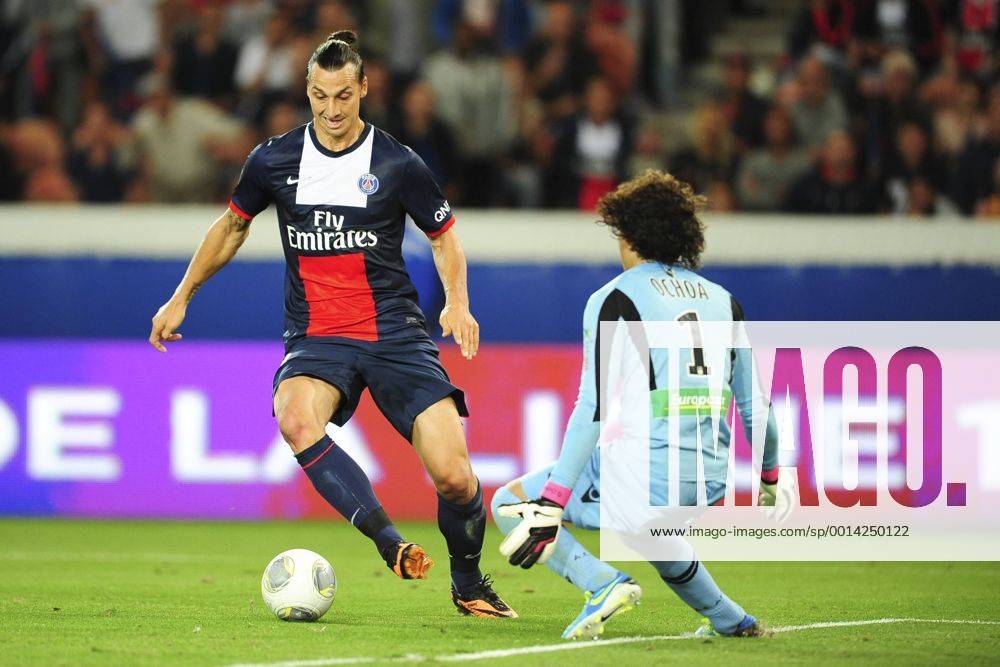 Zlatan Ibrahimovic (PSG) vs Memo Ochoa (Ajaccio) FOOTBALL : PSG vs Ajaccio - L1 - 18 08 2013 JBAutissier Panoramic