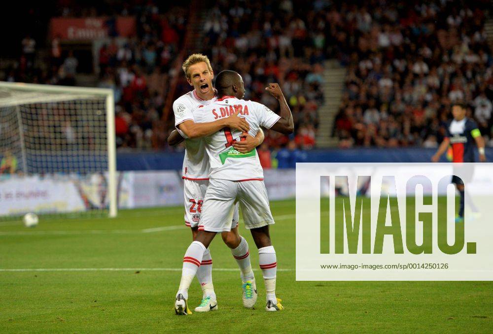 Benoit Pedretti (aja) - Sigamary Diarra (aja) FOOTBALL : Paris SG vs Ajaccio - Ligue 1 - 18 08 2013 AnthonyBIBARD FEP Panoramic