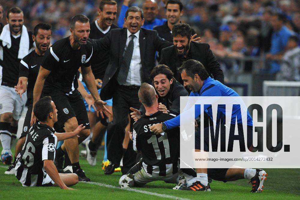 Fußball Champions League Playoff: FC Schalke 04 - PAOK Thessaloniki am 21.08.2013 in der Veltins-Arena in Gelsenkirchen Torjubel zum 1:1 durch Miroslav Stoch ( Thessaloniki ), mitte