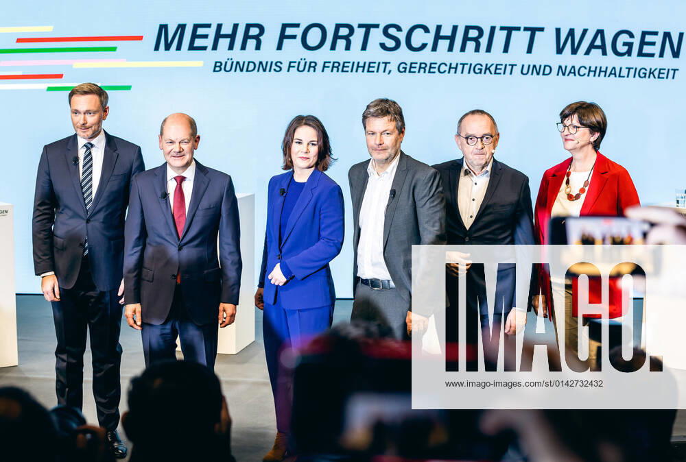 Christian Lindner FDP , Olaf Scholz SPD , Annalena Baerbock Buendnis 90 Die Gruenen , Robert Habeck Buendnis 90 Die Gruenen , Norbert Walter Borjans SPD and Saskia Esken SPD f l n r during the presentation of the coalition agreement in Berlin, 24 11 2021 Berlin Germany