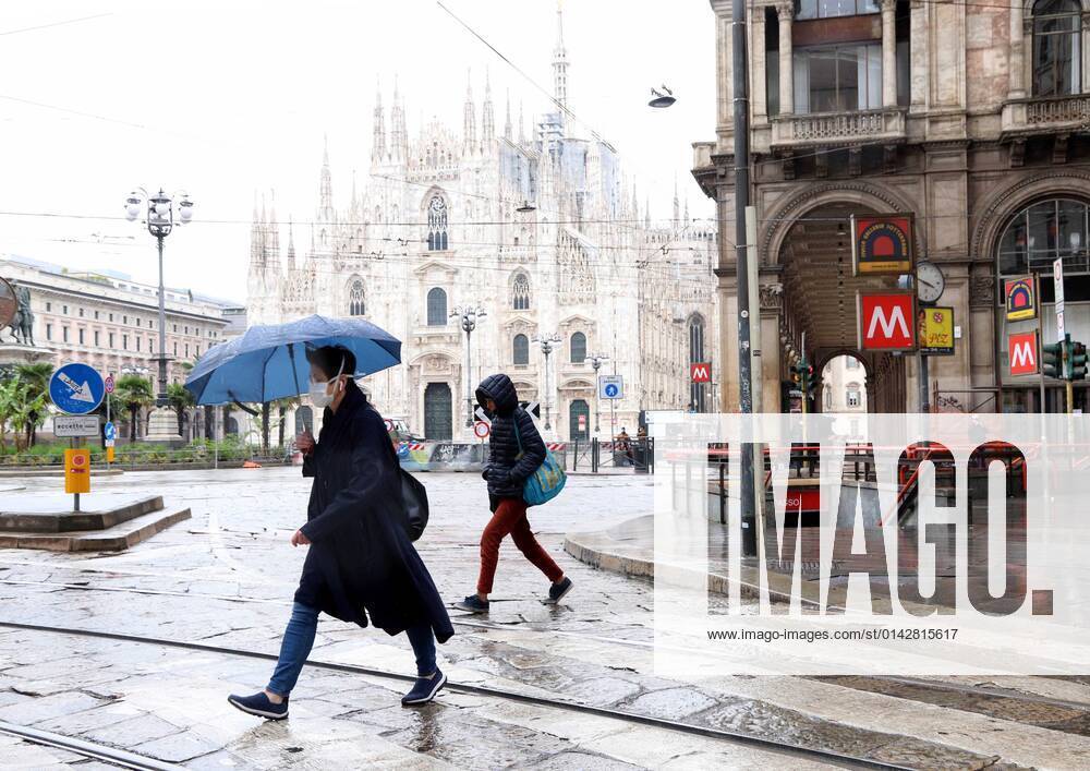 Foto ipp giorgio rossi milano 20 04 2020 first rainy day after 4 months of drought in the picture people with mask and umbrella in piazza del duomo 0