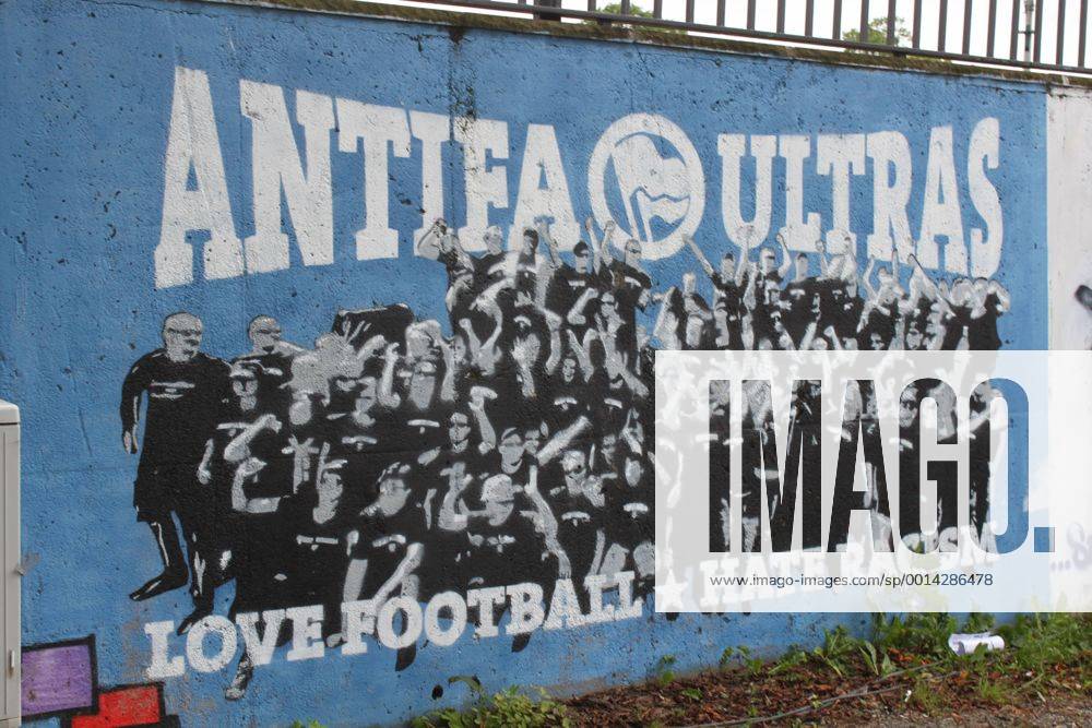 Potsdam, Fußball, GER, SV Babelsberg 03, NOFV Regionalliga Nordost, 2013 2014, Stadionstory, 2013 2014, Schriftzug, Slogan, Fankultur, Ultra Antifa Ultras - Love Football, Hate Racism - Graffiti im Karl-Liebknecht-Stadion, Heimspielstätte von Babelsberg 03