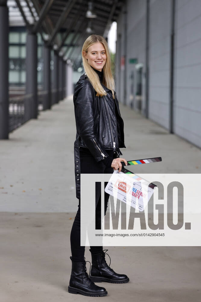 Larissa Marolt at the photo session on the set of the RTL TV series Unter uns at the MMC Studios in Ossendorf Cologne 17 11 2021 Foto:xC.xFuturexImage