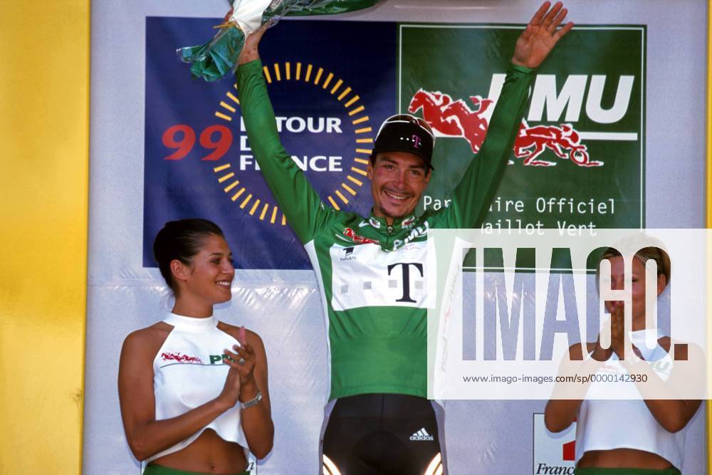Erik Zabel (Mitte, Team Deutsche Telekom, Deutschland) jubelnd im grünen Trikot auf der Siegerehrung Radsport Herren Tour de France 1999, Straßenradsport, Straßenrennen, Straße, Radrennsport, Rad, Straßenradrennsport Gruppe Lannemezan - Pau Begeisterung, Freude,