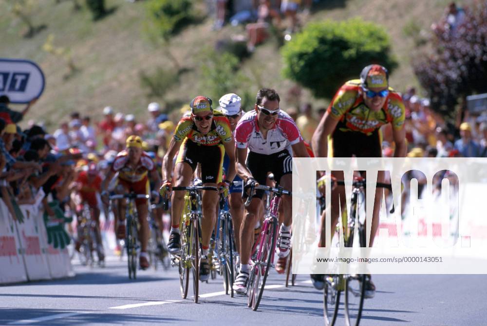 Erik Zabel (Mitte, Team Deutsche Telekom, Deutschland) kämpfend auf der Strecke Radsport Herren Tour de France 1999, Straßenradsport, Straßenrennen, Straße, Radrennsport, Rad, Straßenradrennsport Gruppe Saint-Galmier - Saint-Fluor Anstrengung, Dynamik, Kampf,