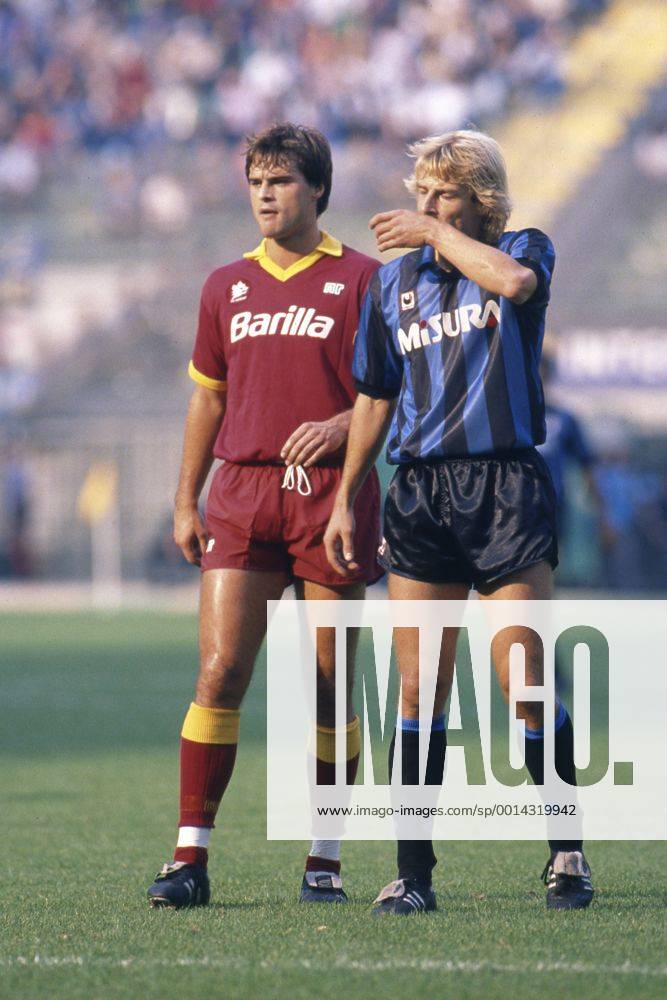 Thomas BERTHOLD, links, Deutschland, Fussballspieler, AS Rom, steht neben Juergen KLINSMANN, Jürgen, Inter Mailand, in dem Spiel Inter Mailand - AS Rom 3:0 am 01.10.1989 in Mailand, Â