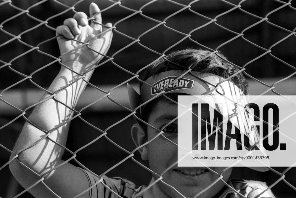 Hinter Gittern: ein kleiner mexikanischer Junge Fußball WM Herren Weltmeisterschaft 1970 Einzelbild Leon