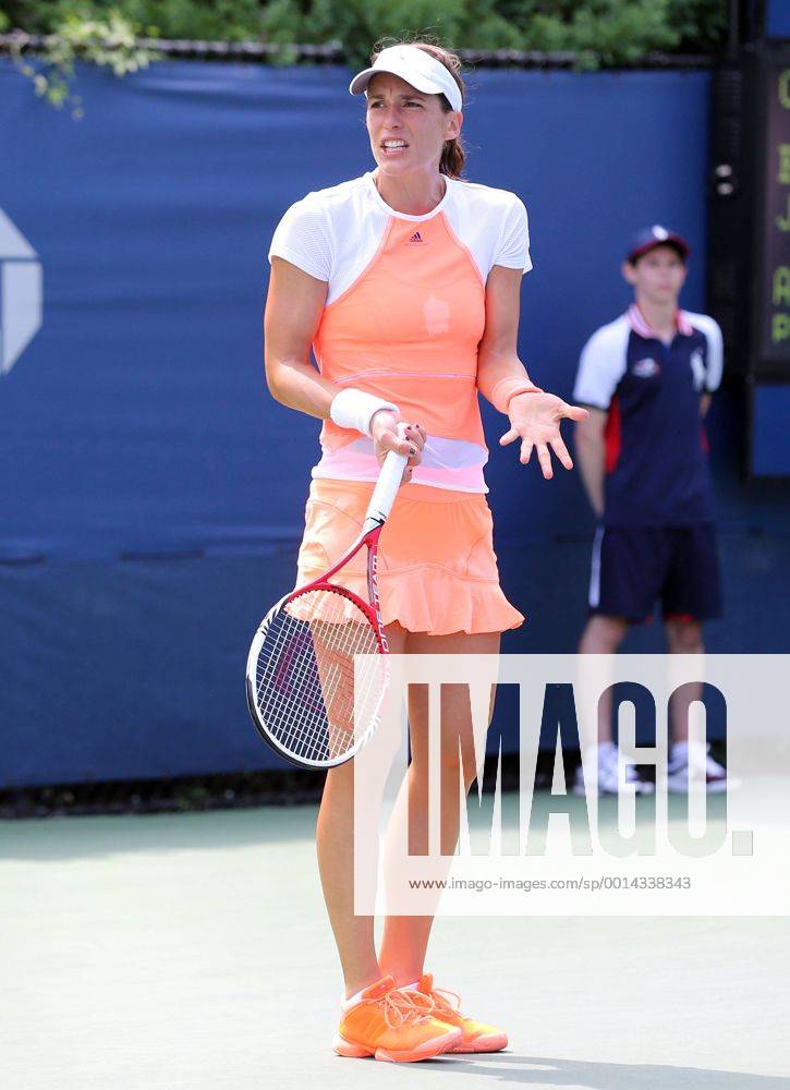 US Open 2013, USTA Billie Jean King National Tennis Center, Flushing Meadows, New York, ITF Grand Slam Tennis Tournament . Andrea Petkovic (GER) schaut ratlos zu ihrem Trainer, Aerger,Frust,Enttaeuschung, Gestik,Mimik,Einzelbild, Ganzkoerper,Hochformat
